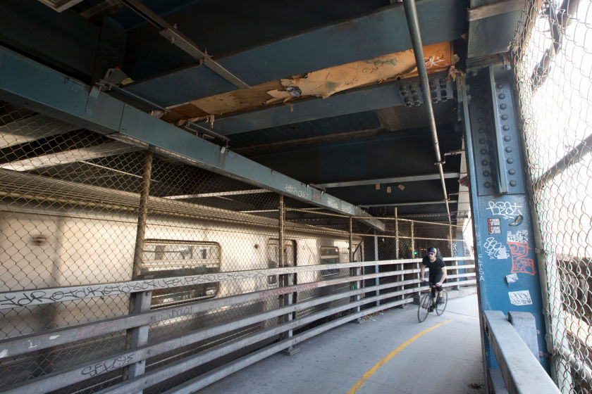 жилище в Манхэттенском мосту, бездомные жили в мосту Манхэттена, полицейские нашли азиата в мосту