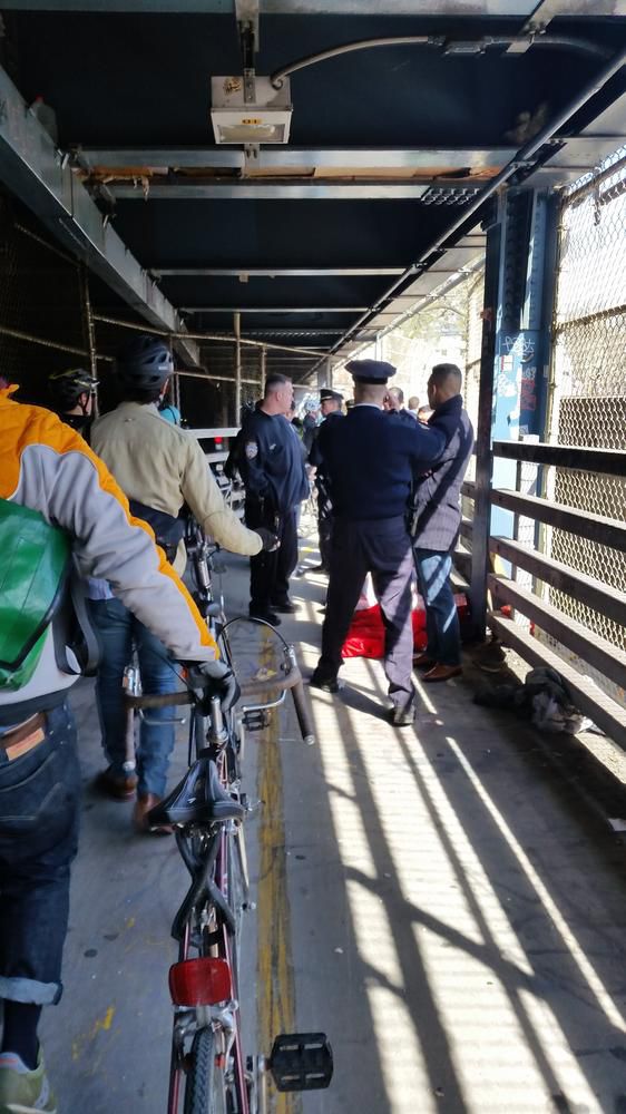 жилище в Манхэттенском мосту, бездомные жили в мосту Манхэттена, полицейские нашли азиата в мосту