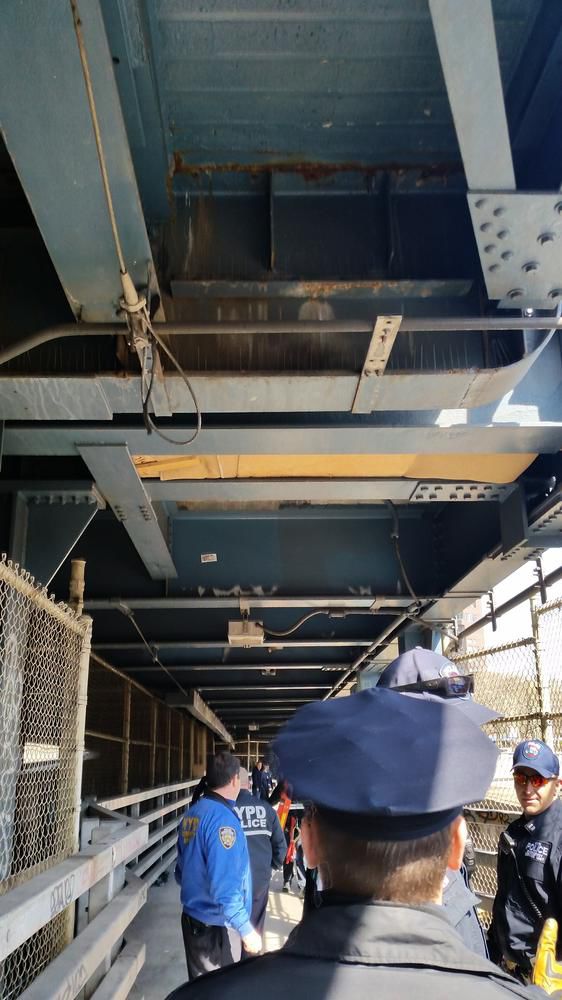 жилище в Манхэттенском мосту, бездомные жили в мосту Манхэттена, полицейские нашли азиата в мосту