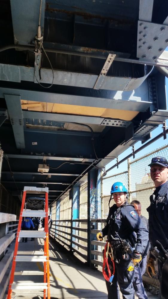 жилище в Манхэттенском мосту, бездомные жили в мосту Манхэттена, полицейские нашли азиата в мосту