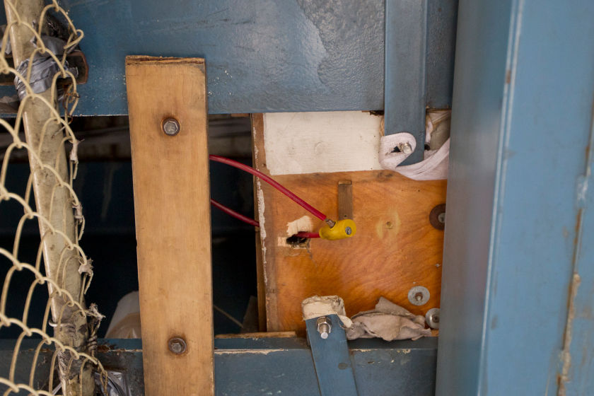 жилище в Манхэттенском мосту, бездомные жили в мосту Манхэттена, полицейские нашли азиата в мосту