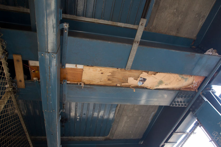 жилище в Манхэттенском мосту, бездомные жили в мосту Манхэттена, полицейские нашли азиата в мосту