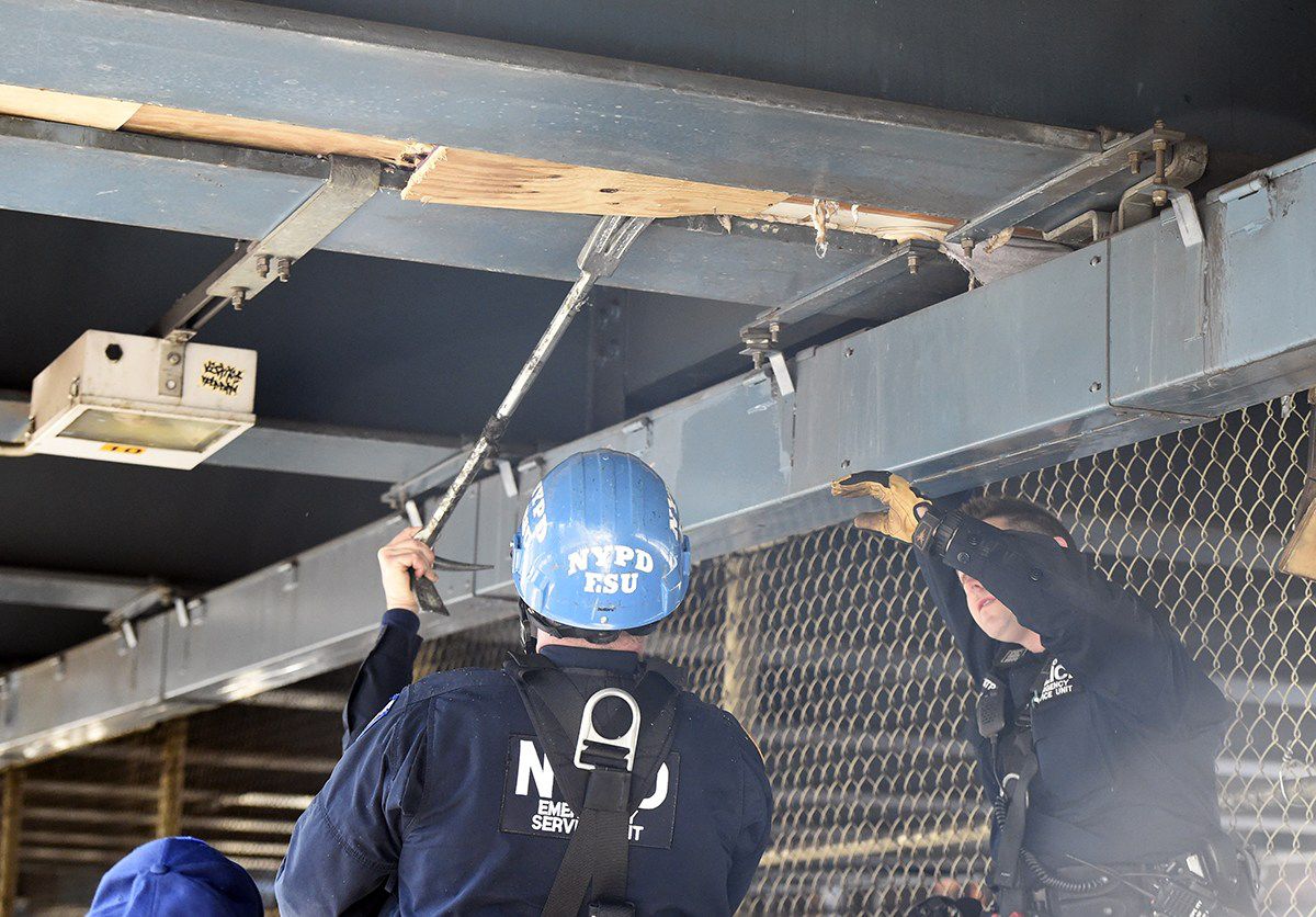 жилище в Манхэттенском мосту, бездомные жили в мосту Манхэттена, полицейские нашли азиата в мосту