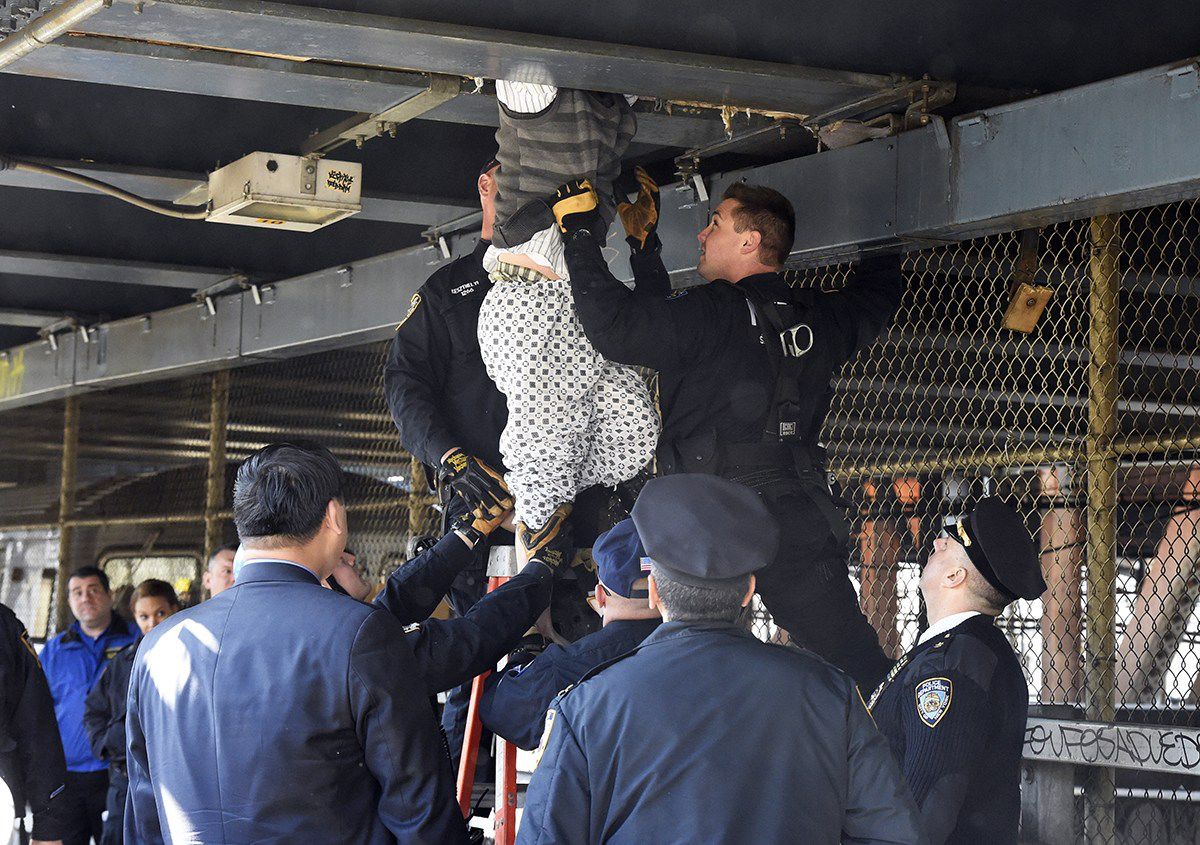 жилище в Манхэттенском мосту, бездомные жили в мосту Манхэттена, полицейские нашли азиата в мосту