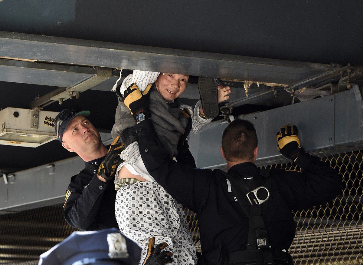 жилище в Манхэттенском мосту, бездомные жили в мосту Манхэттена, полицейские нашли азиата в мосту