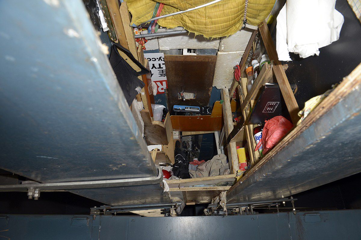 жилище в Манхэттенском мосту, бездомные жили в мосту Манхэттена, полицейские нашли азиата в мосту