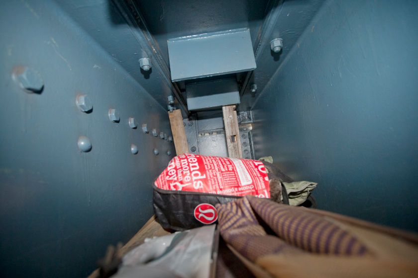 жилище в Манхэттенском мосту, бездомные жили в мосту Манхэттена, полицейские нашли азиата в мосту