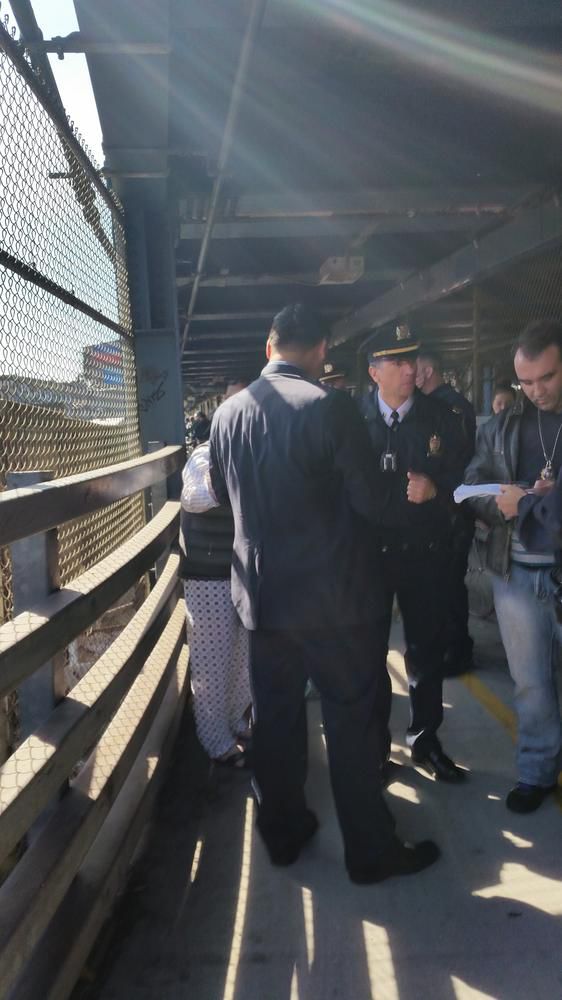 жилище в Манхэттенском мосту, бездомные жили в мосту Манхэттена, полицейские нашли азиата в мосту