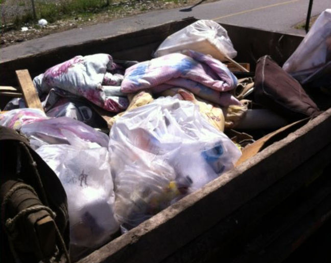 жилище в Манхэттенском мосту, бездомные жили в мосту Манхэттена, полицейские нашли азиата в мосту