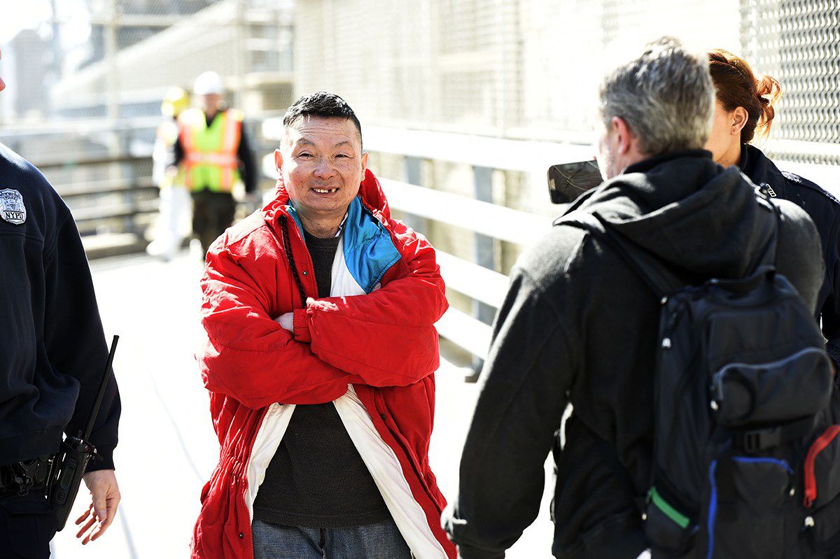 жилище в Манхэттенском мосту, бездомные жили в мосту Манхэттена, полицейские нашли азиата в мосту