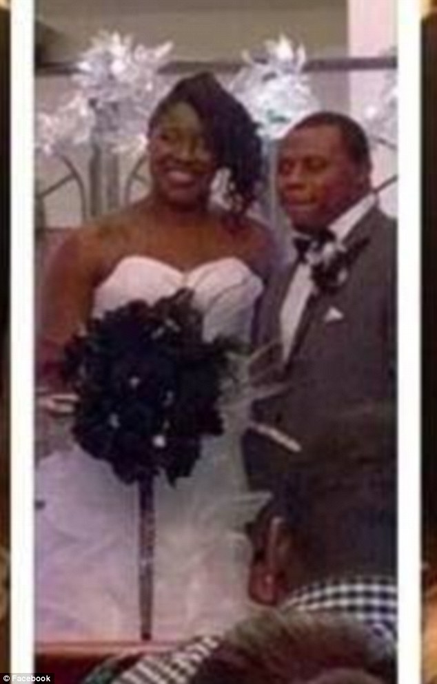 Девушка прикрепила ребенка к подолу своего свадебного платья на время церемонии ребенок на подоле свадебного платья, ребенок на свадебном платье