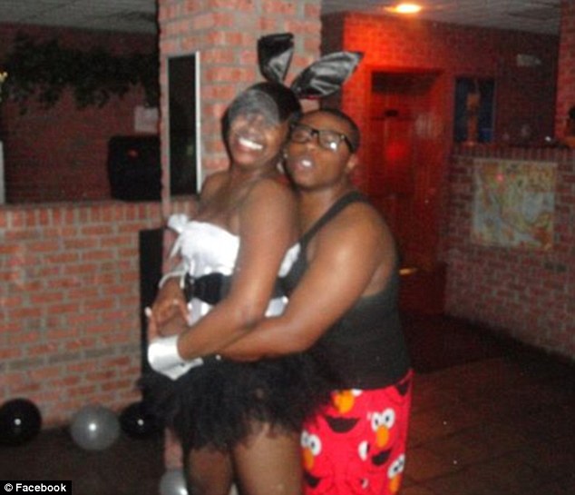 Девушка прикрепила ребенка к подолу своего свадебного платья на время церемонии ребенок на подоле свадебного платья, ребенок на свадебном платье