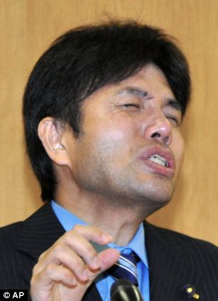 Японский политик плачет в истерике, японский чиновник извиняясь за растрату, Рютаро Нономура, Ryutaro Nonomura