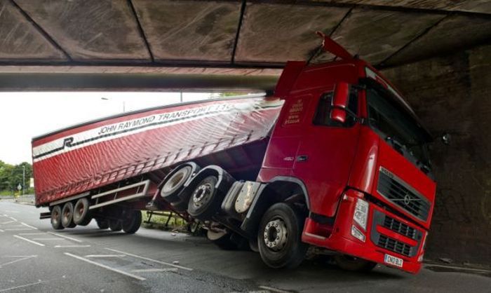 несчастные случаи на дорогах, необъяснимая авария, странные аварии машины