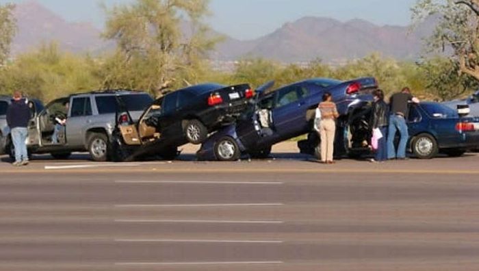 несчастные случаи на дорогах, необъяснимая авария, странные аварии машины