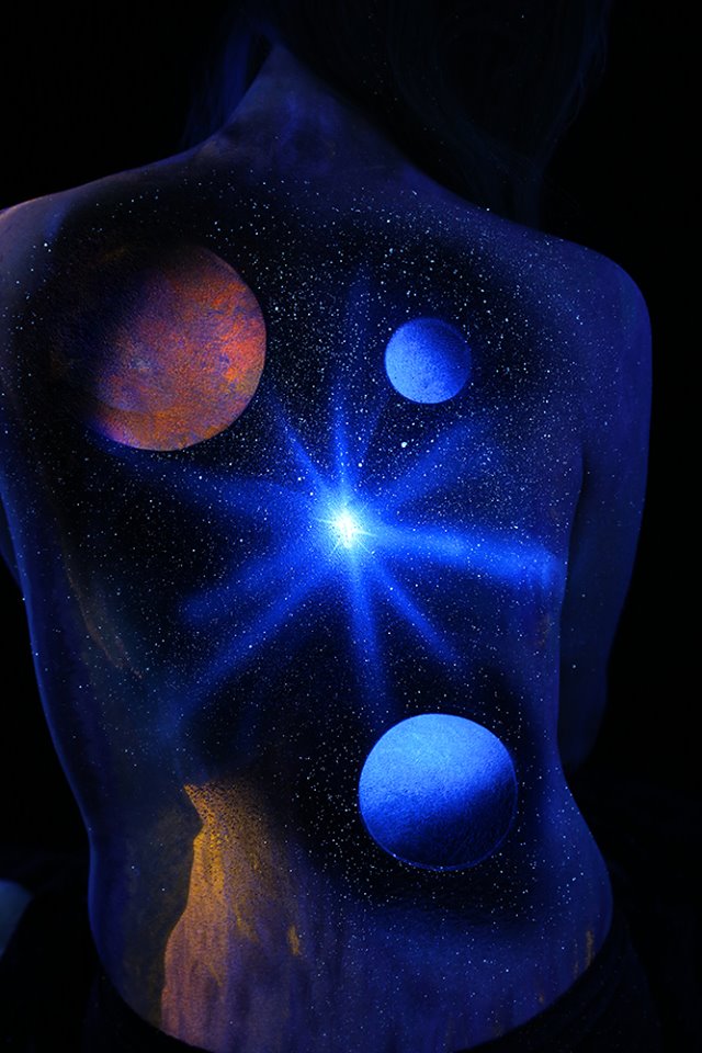 Фантастический флуоресцентный боди-арт на женских телах в виде сказочных пейзажей Black Light Bodyscapes, Джон Попплтон, John Poppleton, флуоресцентный боди-арт