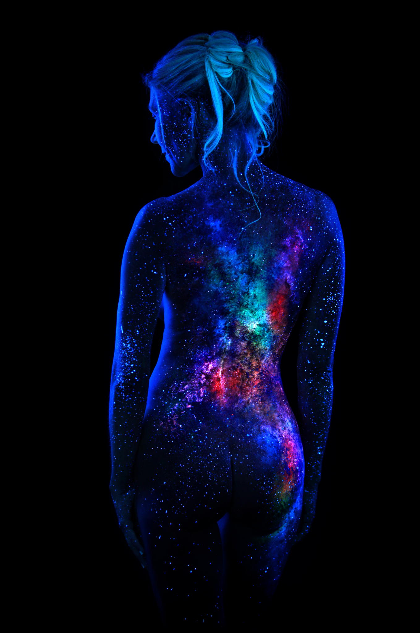 Фантастический флуоресцентный боди-арт на женских телах в виде сказочных пе...