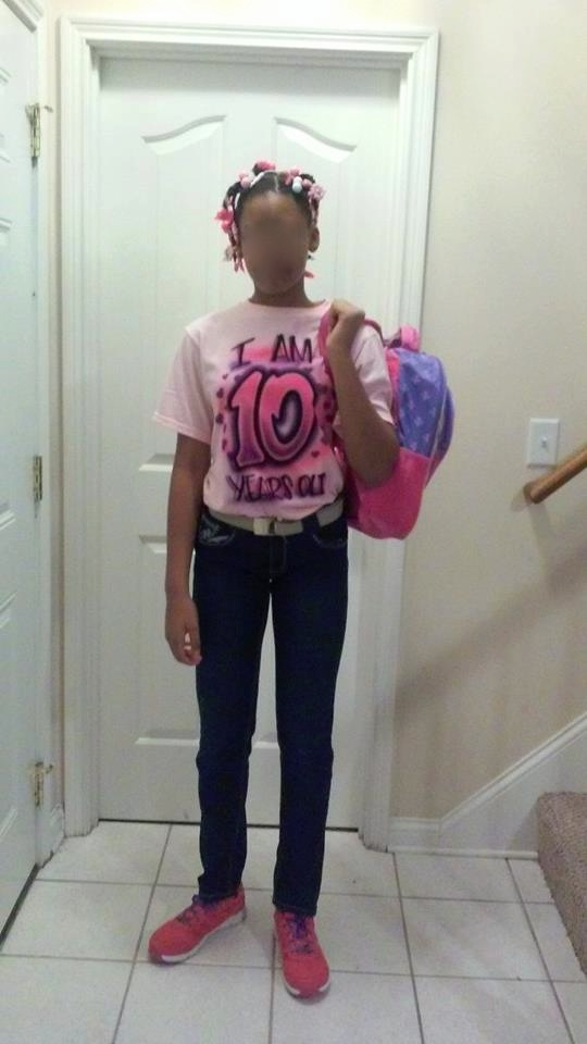 Папа заставляет свою 10-летнюю дочь одеваться по возрасту, заметив, что она выдает себя за подростка в интернете заставил свою дочь одеваться по возрасту, заметил что 10-летняя дочь выдает себя за подростка, высокая дочь выдавала себя за подростка, Кевин Джонс, Kevin Jones