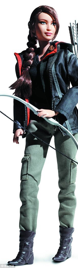 превратил Барби в Китнисс Эвердин, превратил Барби в Дженнифер Лоуренс, Ноэль Круз, Noel Cruz