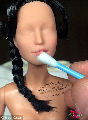 превратил Барби в Китнисс Эвердин, превратил Барби в Дженнифер Лоуренс, Ноэль Круз, Noel Cruz