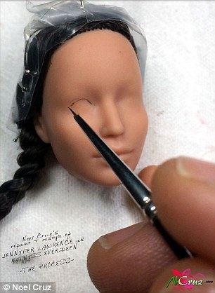 превратил Барби в Китнисс Эвердин, превратил Барби в Дженнифер Лоуренс, Ноэль Круз, Noel Cruz