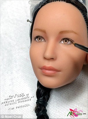 превратил Барби в Китнисс Эвердин, превратил Барби в Дженнифер Лоуренс, Ноэль Круз, Noel Cruz