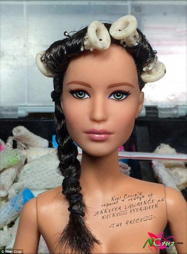 превратил Барби в Китнисс Эвердин, превратил Барби в Дженнифер Лоуренс, Ноэль Круз, Noel Cruz