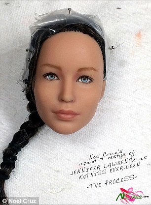 превратил Барби в Китнисс Эвердин, превратил Барби в Дженнифер Лоуренс, Ноэль Круз, Noel Cruz