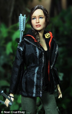 превратил Барби в Китнисс Эвердин, превратил Барби в Дженнифер Лоуренс, Ноэль Круз, Noel Cruz