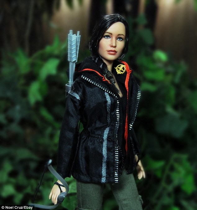 превратил Барби в Китнисс Эвердин, превратил Барби в Дженнифер Лоуренс, Ноэль Круз, Noel Cruz