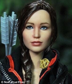 превратил Барби в Китнисс Эвердин, превратил Барби в Дженнифер Лоуренс, Ноэль Круз, Noel Cruz