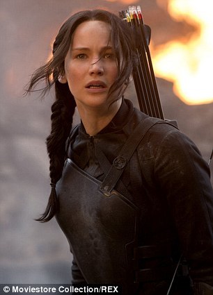 превратил Барби в Китнисс Эвердин, превратил Барби в Дженнифер Лоуренс, Ноэль Круз, Noel Cruz