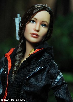 превратил Барби в Китнисс Эвердин, превратил Барби в Дженнифер Лоуренс, Ноэль Круз, Noel Cruz