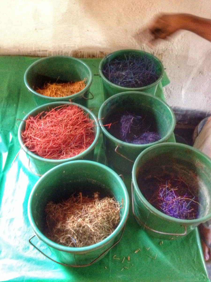 Необычный бизнес, слоновий помёт, бумага из какашек, шри-ланка