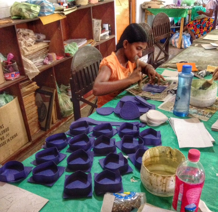 Необычный бизнес, слоновий помёт, бумага из какашек, шри-ланка