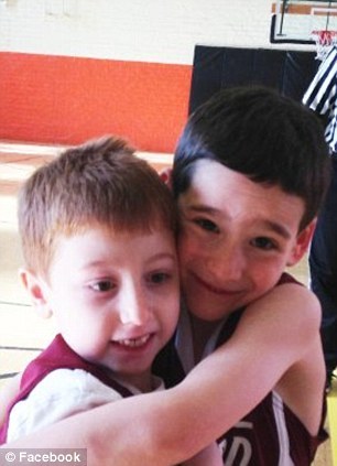 мальчик собрал 750 000,лечение лучшего друга, Dylan Siegel, Jonah Pournazarian, Chocolate bar