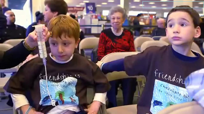 мальчик собрал 750 000,лечение лучшего друга, Dylan Siegel, Jonah Pournazarian, Chocolate bar