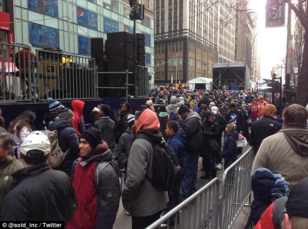 Безработный Роберт Самуил и его необычный вид заработка Same Ol Line Dudes, Robert Samuel