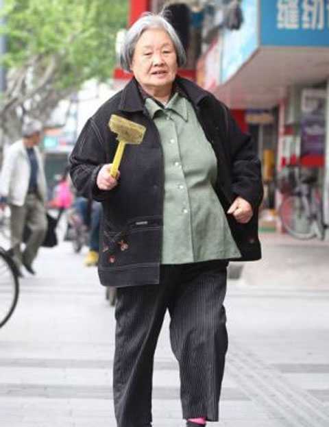 Странное увлечение одной китайской пенсионерки бабушка убивает мух, Руан Тан, Ruan Tang