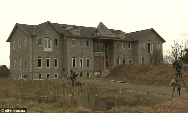 2000 людей, приглашенных на вечеринку, оставили после себя ущерб на 70000 долларов 2000 гостей на вечеринке в доме, вечеринка в особняке ущерб 70000 долларов, парень пригласил на вечеринку 2000 друзей