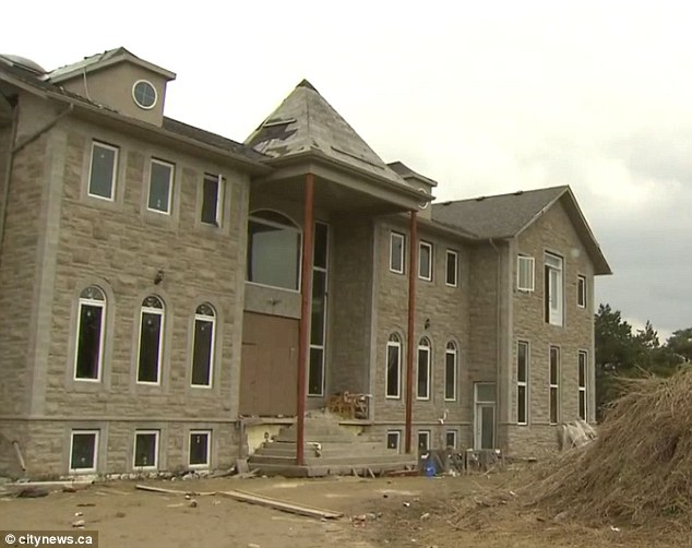 2000 людей, приглашенных на вечеринку, оставили после себя ущерб на 70000 долларов 2000 гостей на вечеринке в доме, вечеринка в особняке ущерб 70000 долларов, парень пригласил на вечеринку 2000 друзей