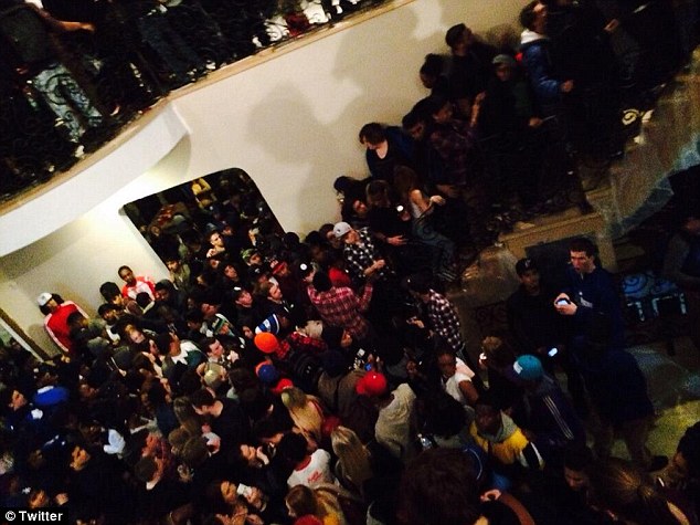 2000 людей, приглашенных на вечеринку, оставили после себя ущерб на 70000 долларов 2000 гостей на вечеринке в доме, вечеринка в особняке ущерб 70000 долларов, парень пригласил на вечеринку 2000 друзей