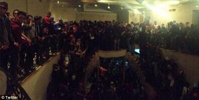 2000 людей, приглашенных на вечеринку, оставили после себя ущерб на 70000 долларов 2000 гостей на вечеринке в доме, вечеринка в особняке ущерб 70000 долларов, парень пригласил на вечеринку 2000 друзей