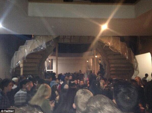 2000 людей, приглашенных на вечеринку, оставили после себя ущерб на 70000 долларов 2000 гостей на вечеринке в доме, вечеринка в особняке ущерб 70000 долларов, парень пригласил на вечеринку 2000 друзей