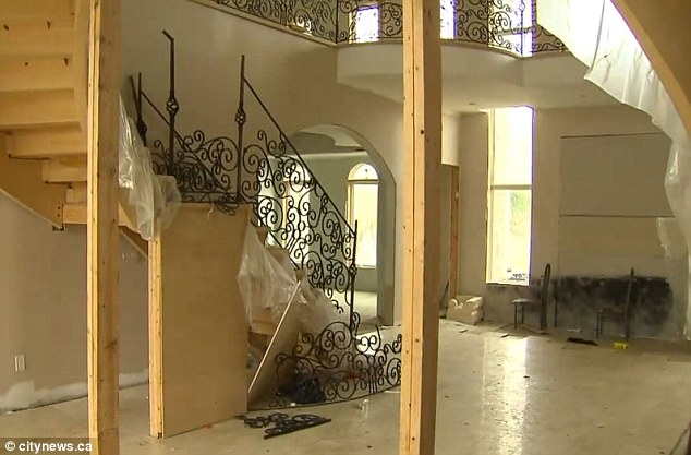 2000 людей, приглашенных на вечеринку, оставили после себя ущерб на 70000 долларов 2000 гостей на вечеринке в доме, вечеринка в особняке ущерб 70000 долларов, парень пригласил на вечеринку 2000 друзей