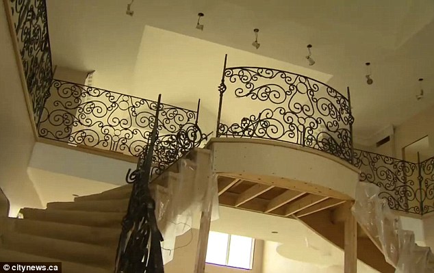 2000 людей, приглашенных на вечеринку, оставили после себя ущерб на 70000 долларов 2000 гостей на вечеринке в доме, вечеринка в особняке ущерб 70000 долларов, парень пригласил на вечеринку 2000 друзей