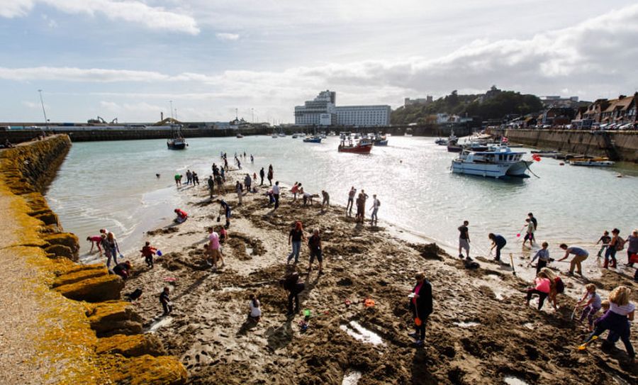 Художник закопал на пляже слитки золота, выкопать которые мог каждый Художник закопал на пляже слитки золота, Майкл Сэйлсторфер, Michael Sailstorfer