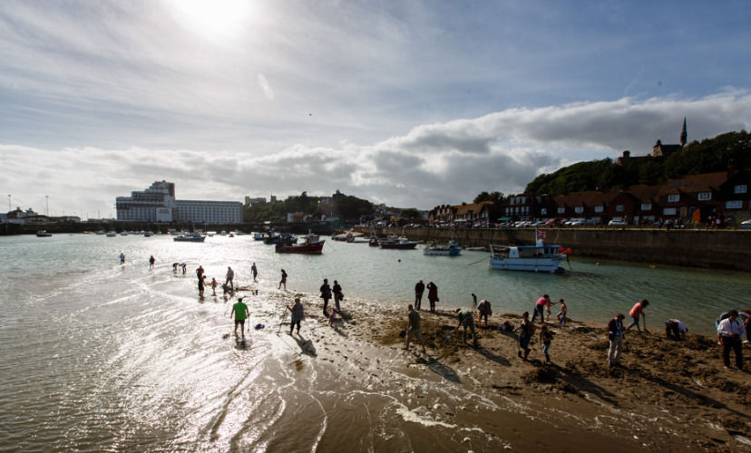 Художник закопал на пляже слитки золота, выкопать которые мог каждый Художник закопал на пляже слитки золота, Майкл Сэйлсторфер, Michael Sailstorfer
