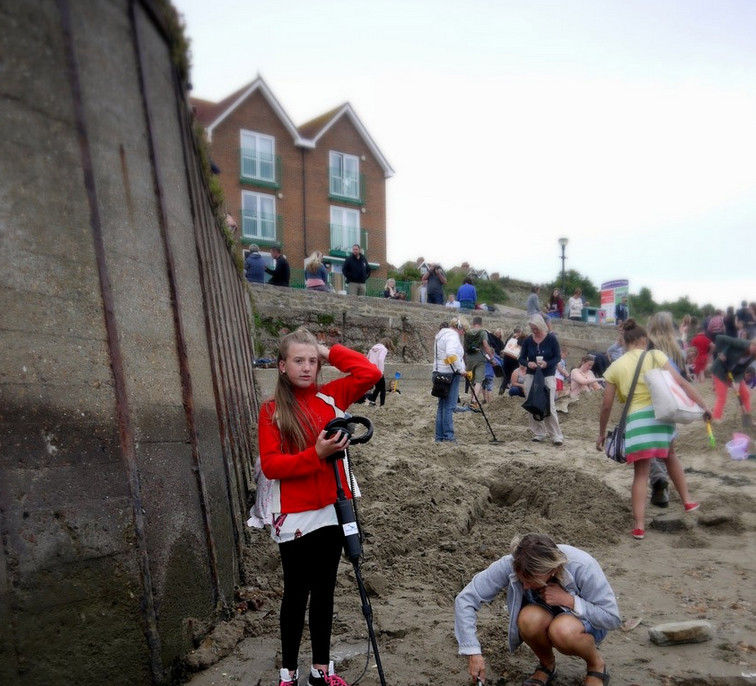 Художник закопал на пляже слитки золота, выкопать которые мог каждый Художник закопал на пляже слитки золота, Майкл Сэйлсторфер, Michael Sailstorfer