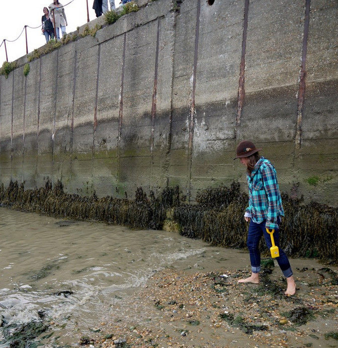 Художник закопал на пляже слитки золота, выкопать которые мог каждый Художник закопал на пляже слитки золота, Майкл Сэйлсторфер, Michael Sailstorfer